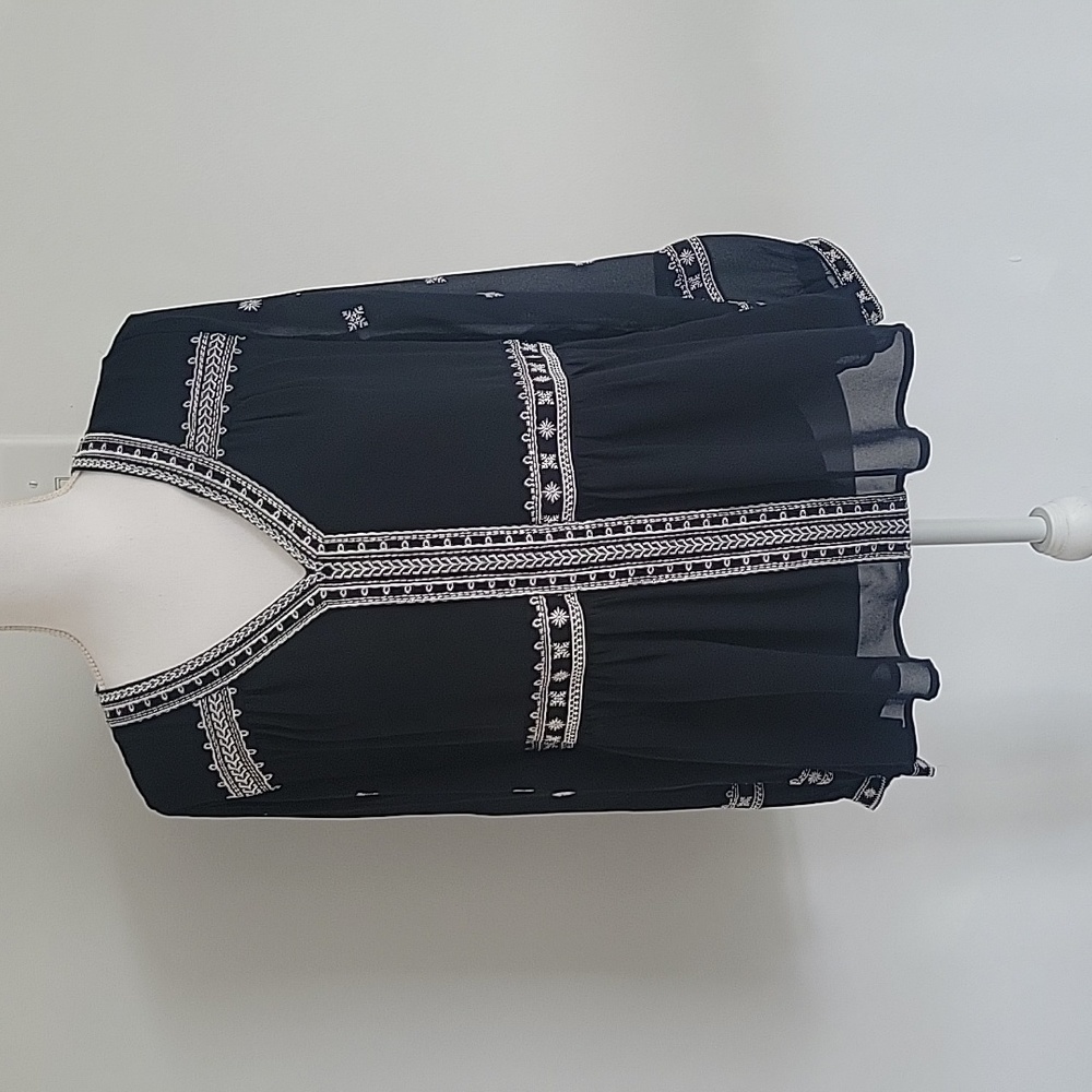 Wantable Large Black and White sheer embroidered blouse